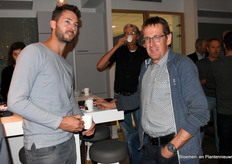 Jan van Paasse van Fred van Paasse Chrysanten doet een bakkie met Theo Roelofs van Delphy.